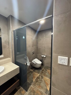 Luxury Quadruple Room | Bathroom | Hair dryer, towels, soap, shampoo - yueheya (Lugu)