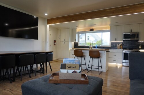 Railside Glacier Retreat. Cozy 5-Bedroom Retreat Near Glacier National Park!