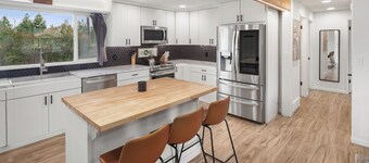 Railside Glacier Retreat. Cozy 5-Bedroom Retreat Near Glacier National Park!
