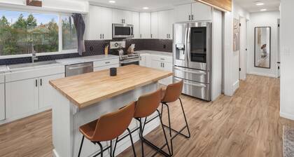 Railside Glacier Retreat. Cozy 5-Bedroom Retreat Near Glacier National Park!