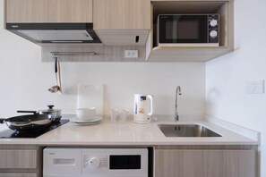 Superior Apartment, Balcony, City View | Private kitchen