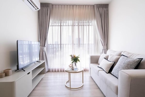 Apartment, City View | Living area