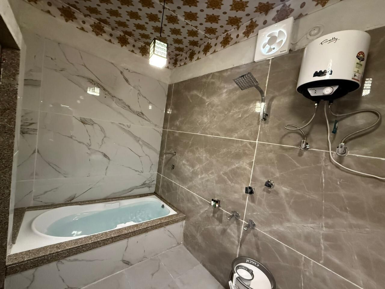 Camera Luxury, vista piscina | Bagno | Set di cortesia gratuito, sapone, shampoo, carta igienica