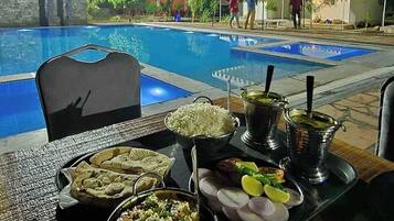 Una piscina al aire libre