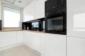 Frigorífico, microondas, horno y placa de cocina