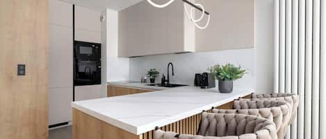 Coffee/tea maker, fridge, microwave, oven