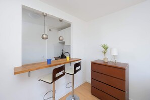 Fridge, stovetop, electric kettle, cookware/dishes/utensils - Functional Apartment | Workspace, Balcony (Warszawa)