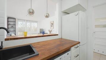 Réfrigérateur, plaque de cuisson, bouilloire électrique