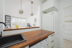 Réfrigérateur, plaque de cuisson, bouilloire électrique