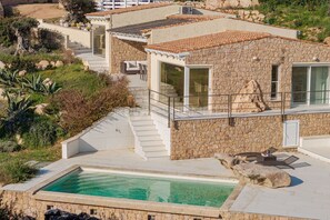 Pool - Villa Ismarea: an elegant retreat with a private pool just a few steps from the sea - Sardinia U... (Costa Paradiso)