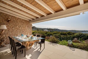 Outdoor dining - Villa Ismarea: an elegant retreat with a private pool just a few steps from the sea - Sardinia U... (Costa Paradiso)