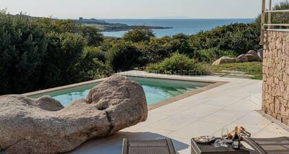 Villa Ismarea : un refuge élégant avec piscine privée à quelques pas de la mer. - Sardinia U...