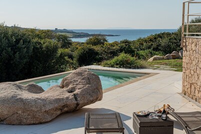 Villa Ismarea: an elegant retreat with a private pool just a few steps from the sea - Sardinia U...