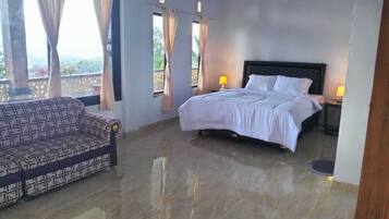 Standard Room | Desk