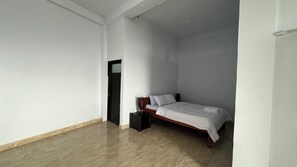 Standard Room | Desk