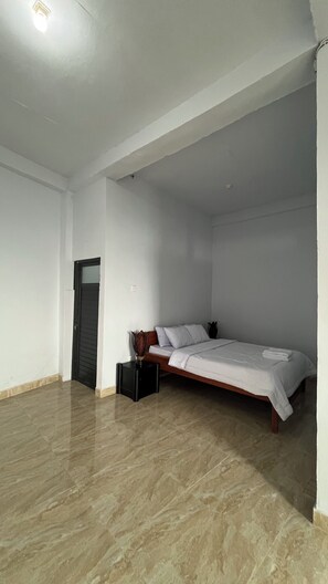 Standard Room | Desk