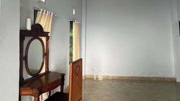 Camera Standard | Una scrivania