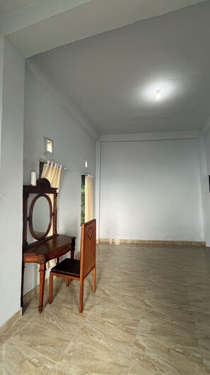 Standard Room | Desk