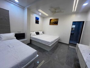 Desk, laptop workspace, free WiFi - Hotel Tulsi (Chhatrapati Sambhajinagar)