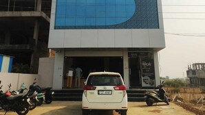 Un edificio con un letrero que indica que es un alojamiento que ofrece habitaciones tanto con aire acondicionado como sin él.