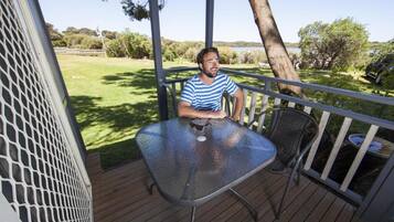 Vila luxo, sacada, vista para o jardim | Opções para refeição ao ar livre