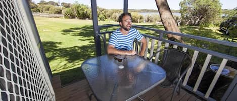 Villa Deluxe - balkong - utsikt mot trädgården | Restaurang utomhus