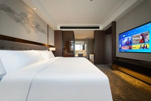 Luxe suite | Een bureau, een laptopwerkplek, verduisterende gordijnen