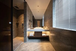Chambre avec lits jumeaux | Salle de bain