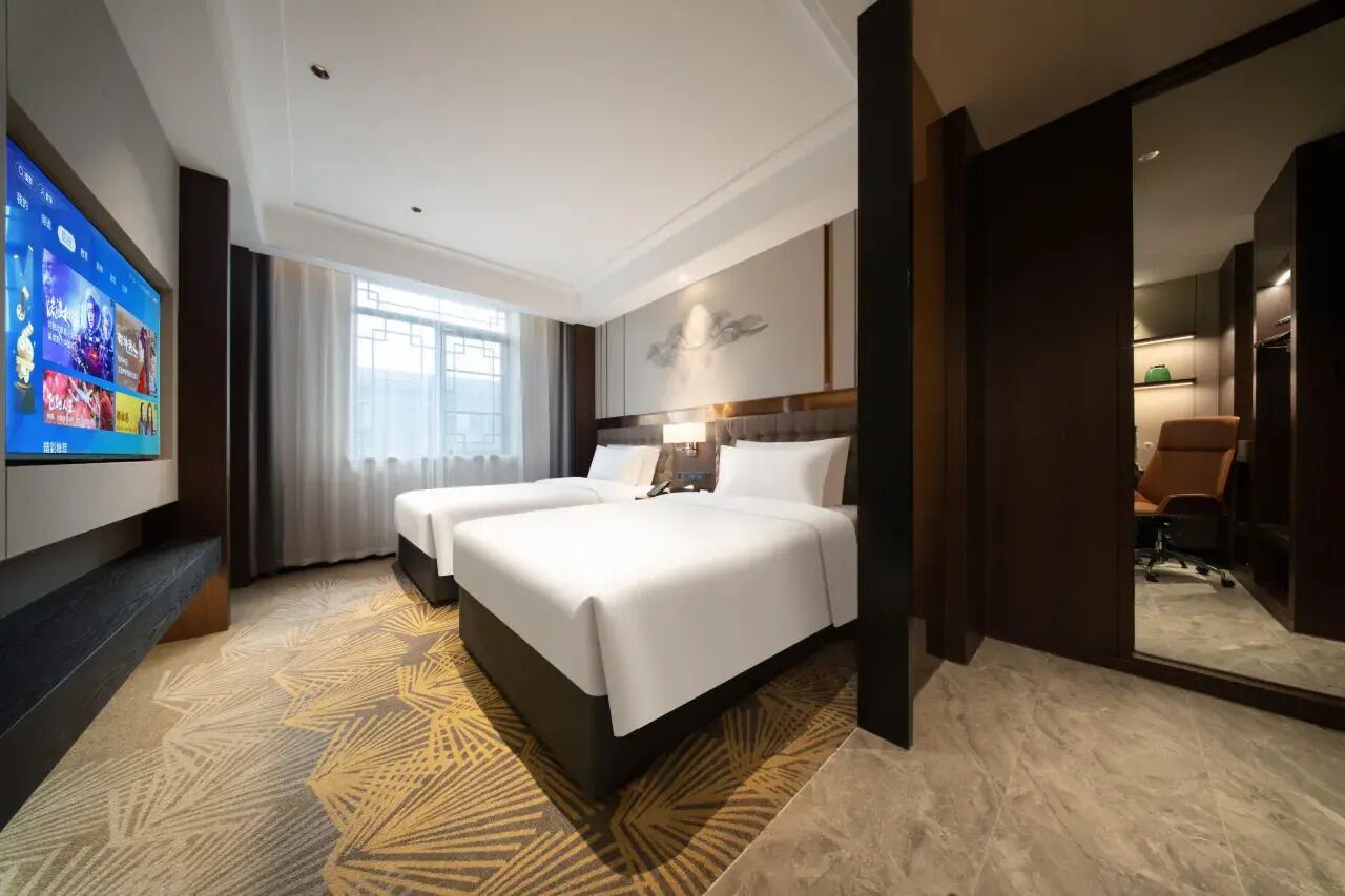 Eenvoudige Twin kamer | Een bureau, een laptopwerkplek, verduisterende gordijnen