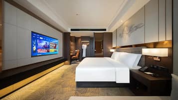 Deluxe King Room | Desk, laptop workspace, blackout drapes, soundproofing