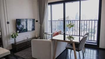 Huoneisto, 2 makuuhuonetta, parveke, kaupunkinäköala | Oleskelualue