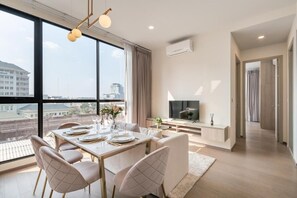 Apartment, 2 Bedrooms, Balcony, City View | Dining - Hampton Residence Phayathai (Ratchathewi)