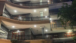 Een hotel met meerdere verdiepingen, balkons, een goed verlichte ingang en een bord met de tekst 'HOTEL N3'.