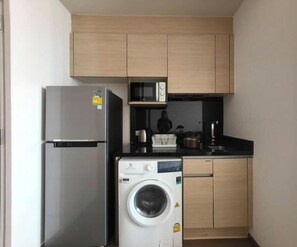 Standard Studio, City View | Private kitchen - Hampton Residence Next To Emporium (Khlong Toey)