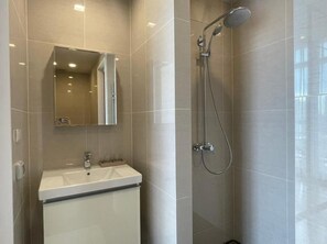 Standard Apartment, 2 Bedrooms, City View | Bathroom - Hampton Residence Next To Emporium (Bangkok)