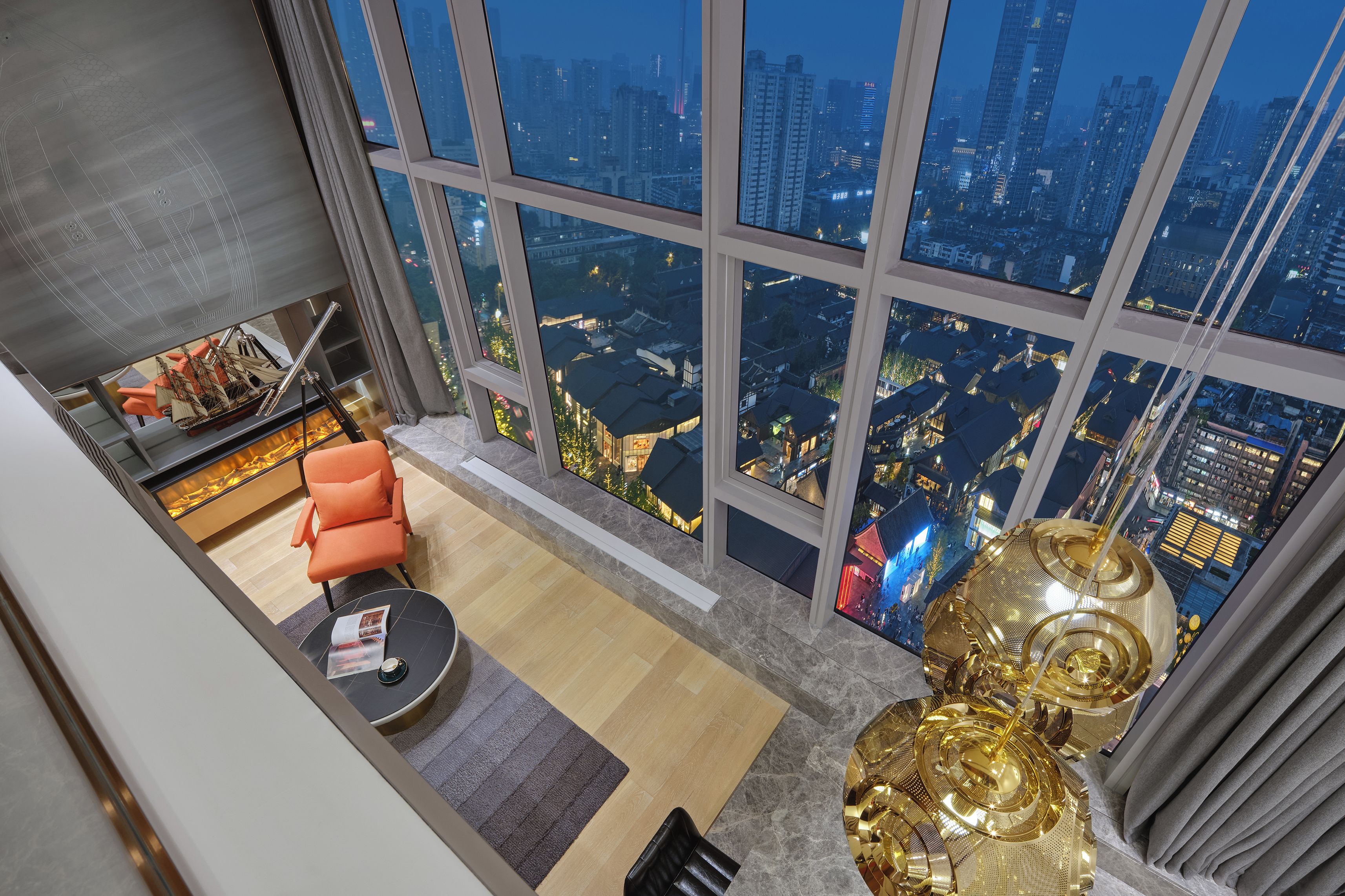 Ein Hochhaus-Interieur mit großen Fenstern und Blick auf die Stadt, einem Kamin und modernen Möbeln.