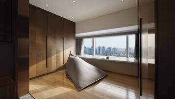 Metropolis Family Duplex Suite - 2-Bedroom / 3 Beds (2 Bathrooms, Washer/Dryer, City View) | Interior