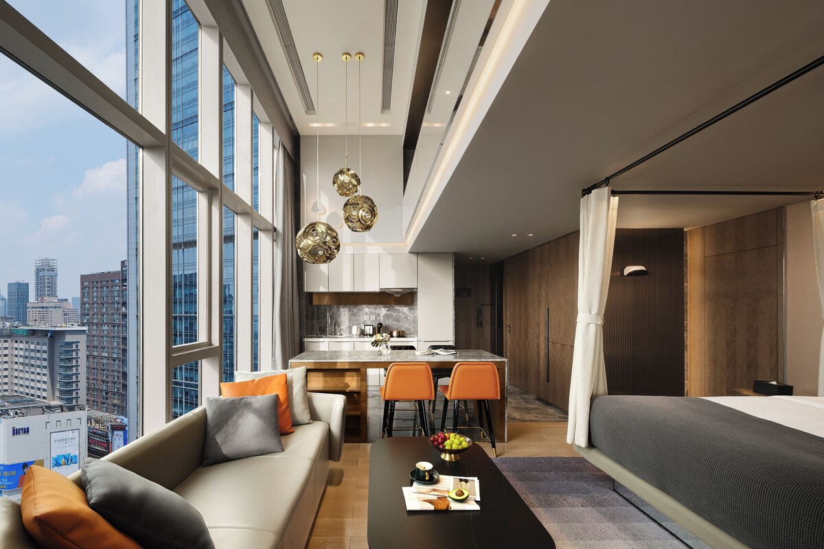 Un apartamento moderno con comedor, cocina y sala de estar.