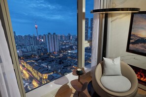 Suíte clássica, cozinha americana, vista para a cidade | Vista do quarto