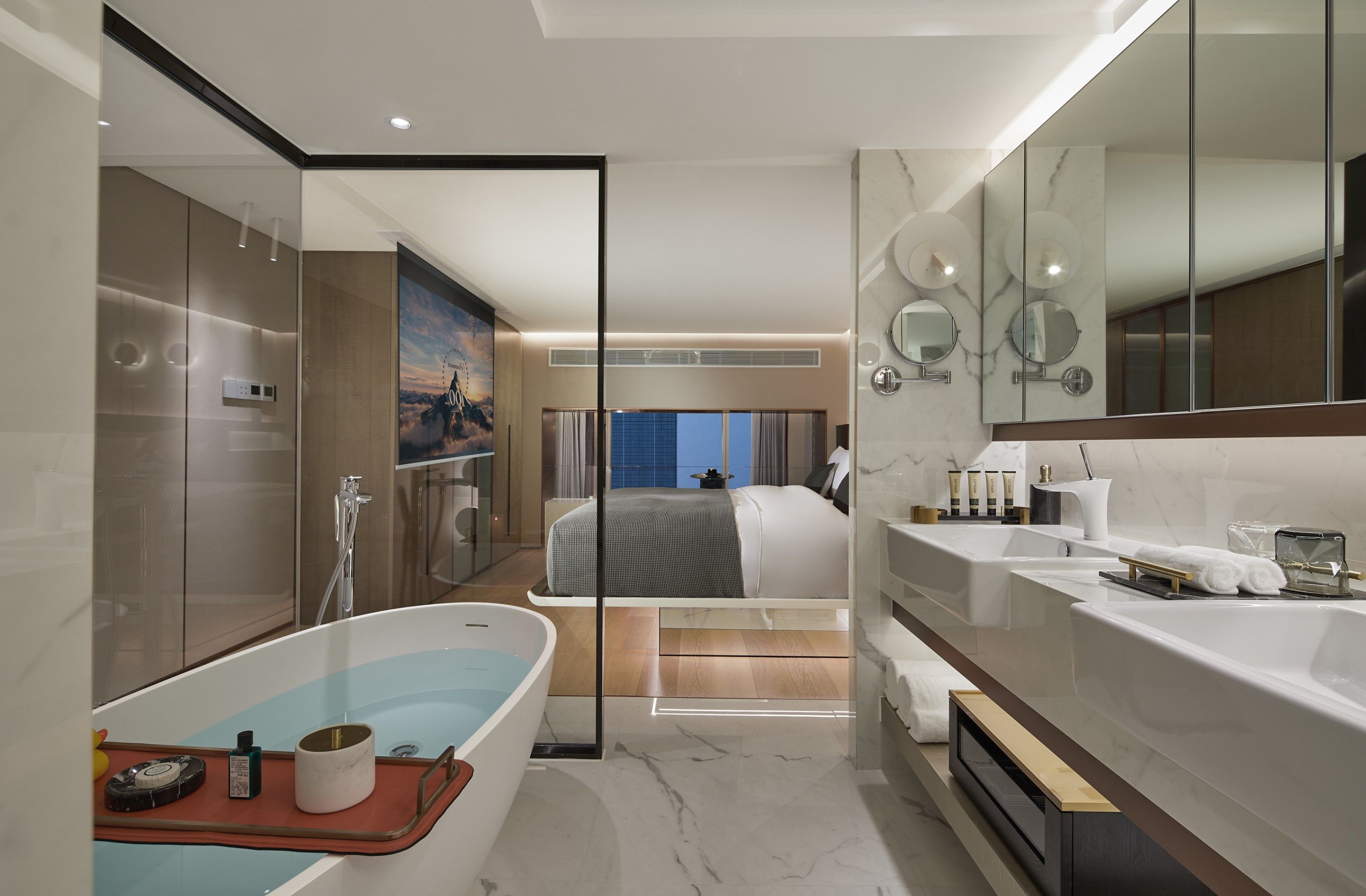 Un baño moderno con bañera, un espejo grande y una zona de ducha.