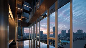 Ein modernes Interieur mit großen Fenstern und Blick auf die Skyline der Stadt.
