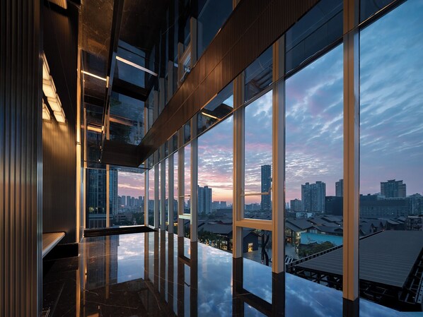 A modern interior with large windows offering a city skyline view. - SEYA Serviced Apartment - Chengdu Taikoo Li Flagship - Managed by SEYA GROUP (Chengdu)