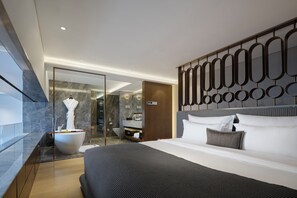 Phòng Suite Deluxe, quang cảnh thành phố | Két bảo mật tại phòng, màn/rèm cản sáng, phòng cách âm 