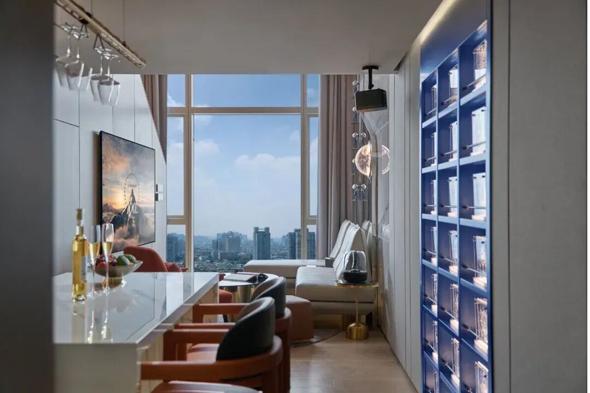 Una sala de estar moderna con un ventanal grande, un comedor y una estantería.