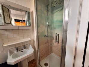 Bathroom - The Belfry's hiding place (Arras)