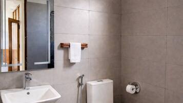 Toallas, jabón, shampoo, papel higiénico