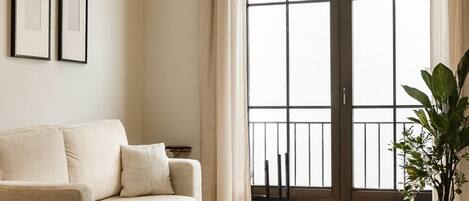 Suite, Balcony, City View | Living area