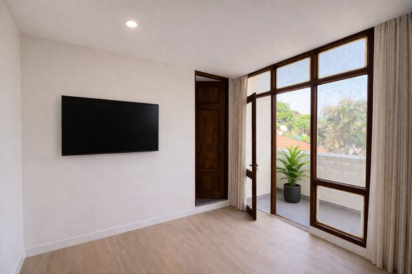 Premium Studio, Balcony, City View | Free WiFi