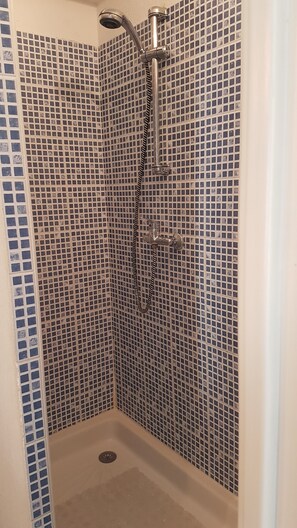 Shower - Appart. Air conditioning, beach access, 6 people, terrace, private parking CAP D'AGDE Rochelongue (Cap d'Agde)