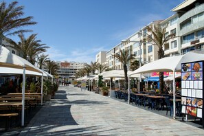 Outdoor dining - Apartment with air conditioning, beach access, sleeps 6, terrace, private parking, CAP D'AGDE Rochelongue (Cap d'Agde)